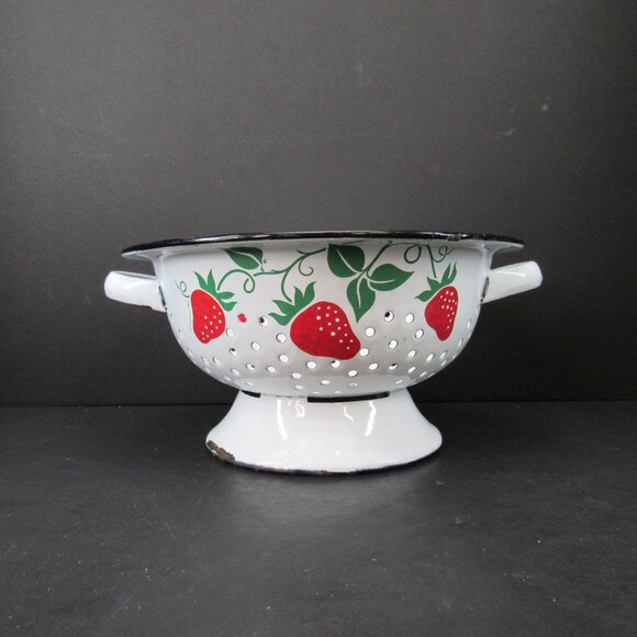1983 Teleflora White Painted Metal Collander with Strawberry Design 4"X8" - Picture 3 of 8